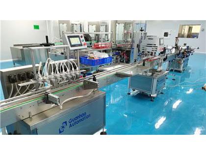 灌裝機(jī)，旋蓋機(jī)，貼標(biāo)機(jī)，生產(chǎn)車間安裝完成